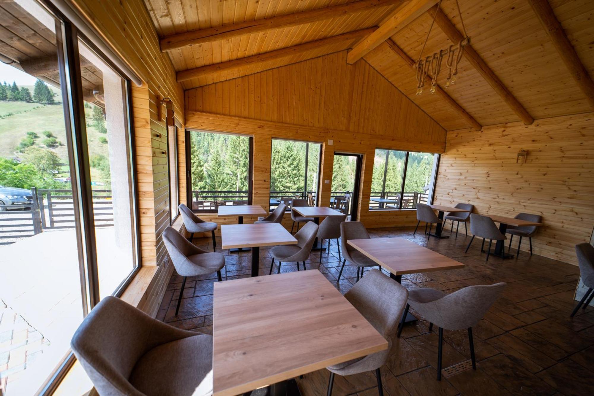Hotel A Pisc à Vatra Moldoviţei Extérieur photo