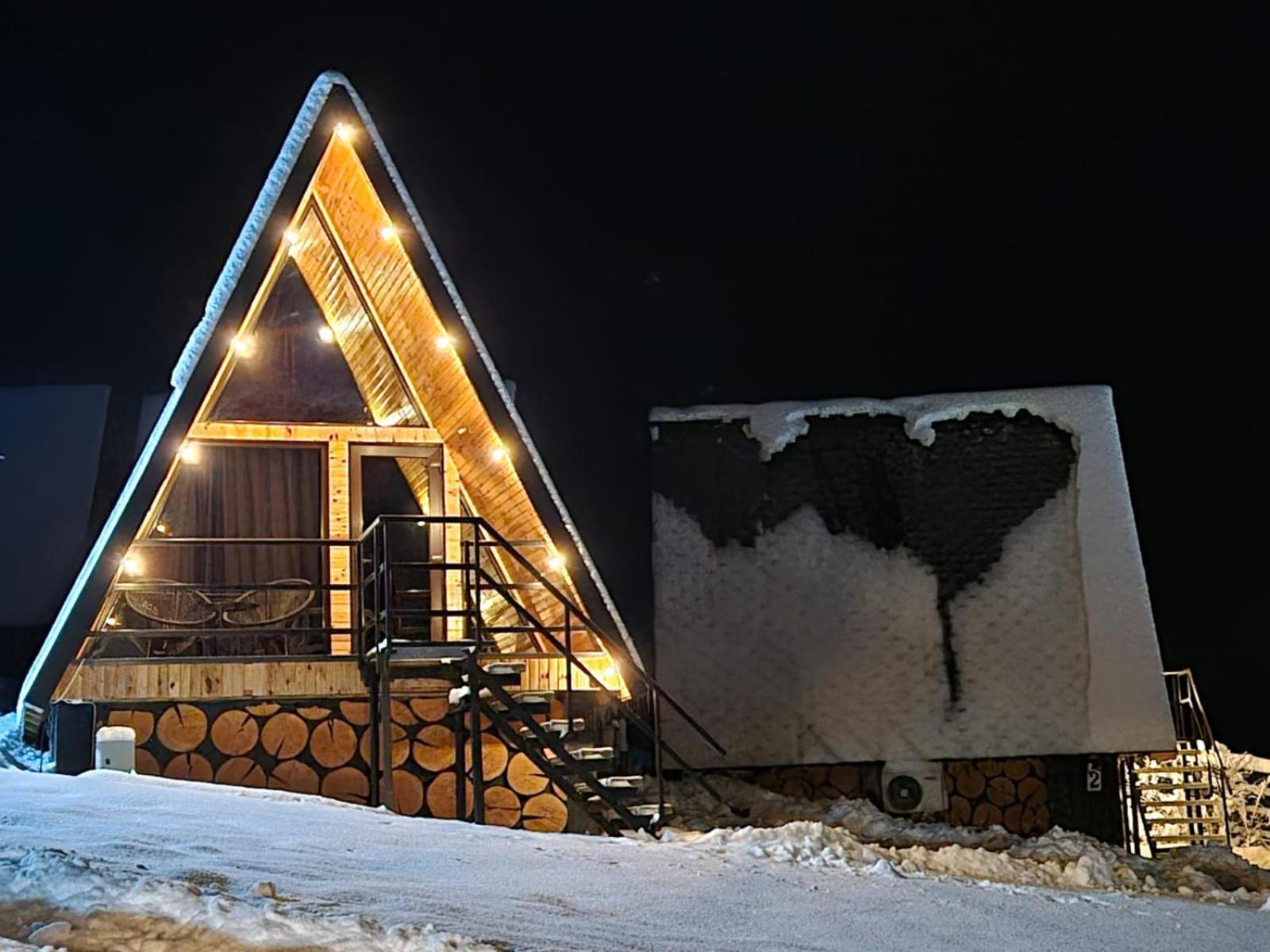 Hotel A Pisc à Vatra Moldoviţei Extérieur photo